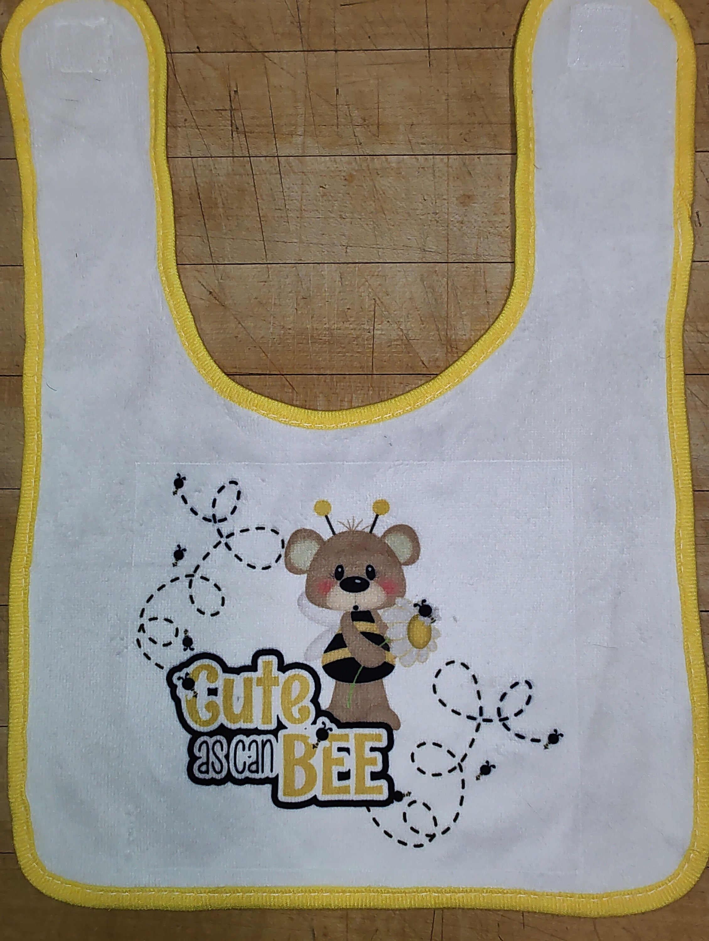 Adorable Bumblebee Baby Bib, Soft & Cute for Infants, Ideal Gift for New Parents and Newborn Celebrations
